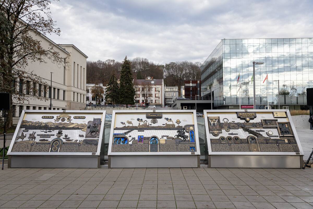 Vienybės aikštėje atidengti  bronziniai bareljefai „Kauno istorija“