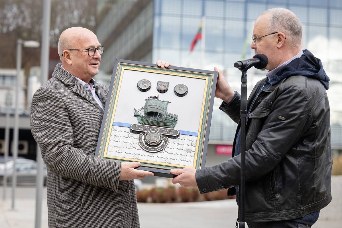 Vienybės aikštėje atidengti  bronziniai bareljefai „Kauno istorija“