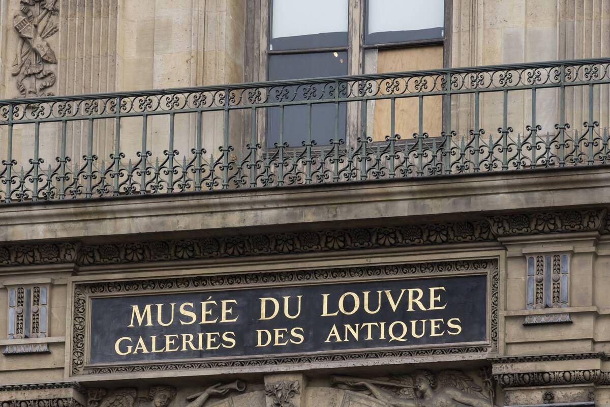 Kaltinimų dėl brangenybių vagystės iš Luvro muziejaus sulaukusi moteris pravirko teismo salėje