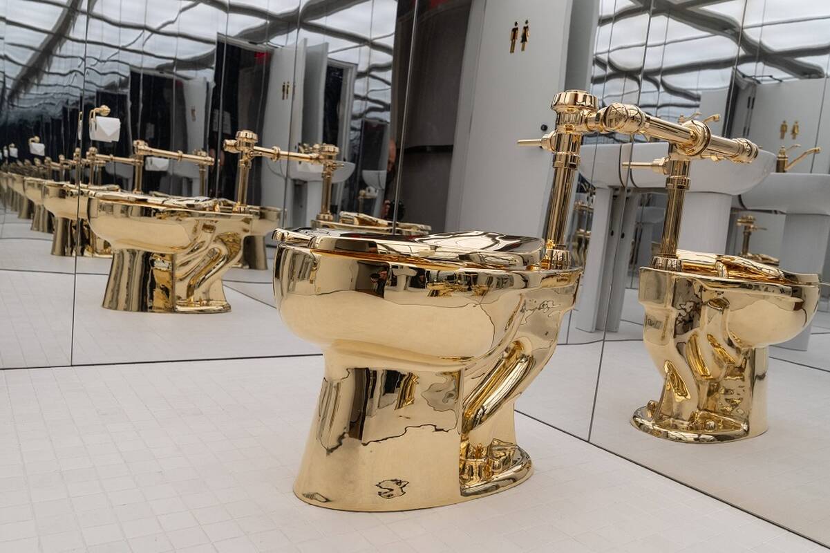 Aukcione už 12 mln. dolerių parduotas italų menininko sukurtas auksinis klozetas „Amerika“