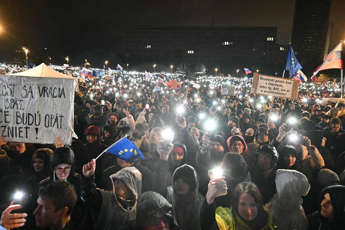 Dešimtys tūkstančių žmonių Slovakijoje protestavo prieš Fico vyriausybę