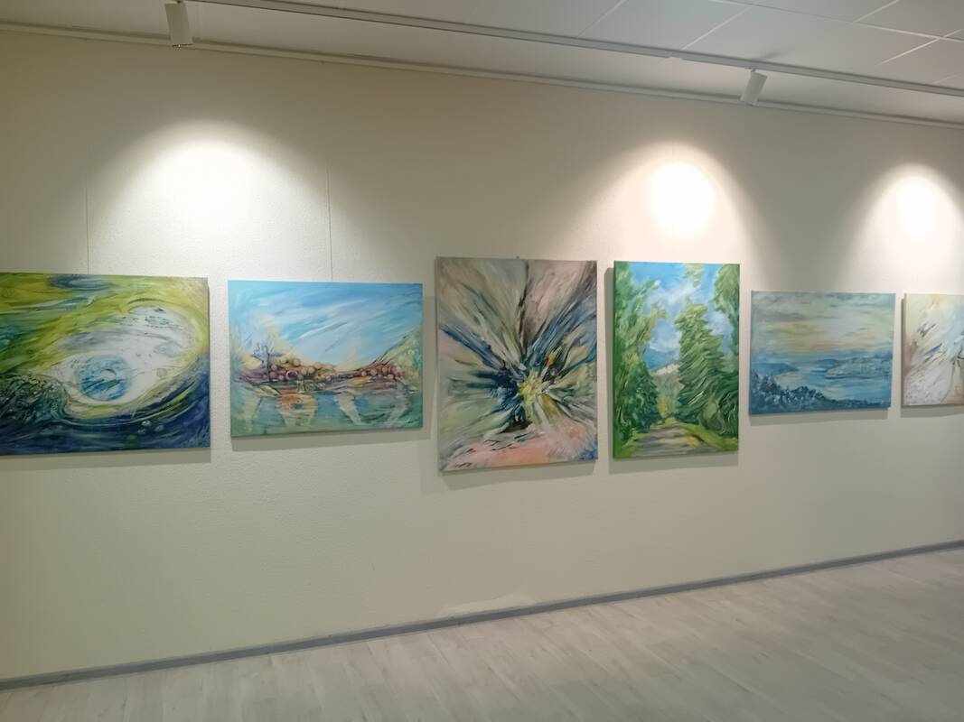 Kūryba: V. Latvytės-Narbutienės autorinės tapybos parodos Domeikavos laisvalaikio salėje fragmentas.