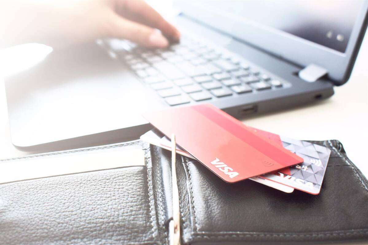 Iš moters banko kortelės dingo 22 tūkst. eurų