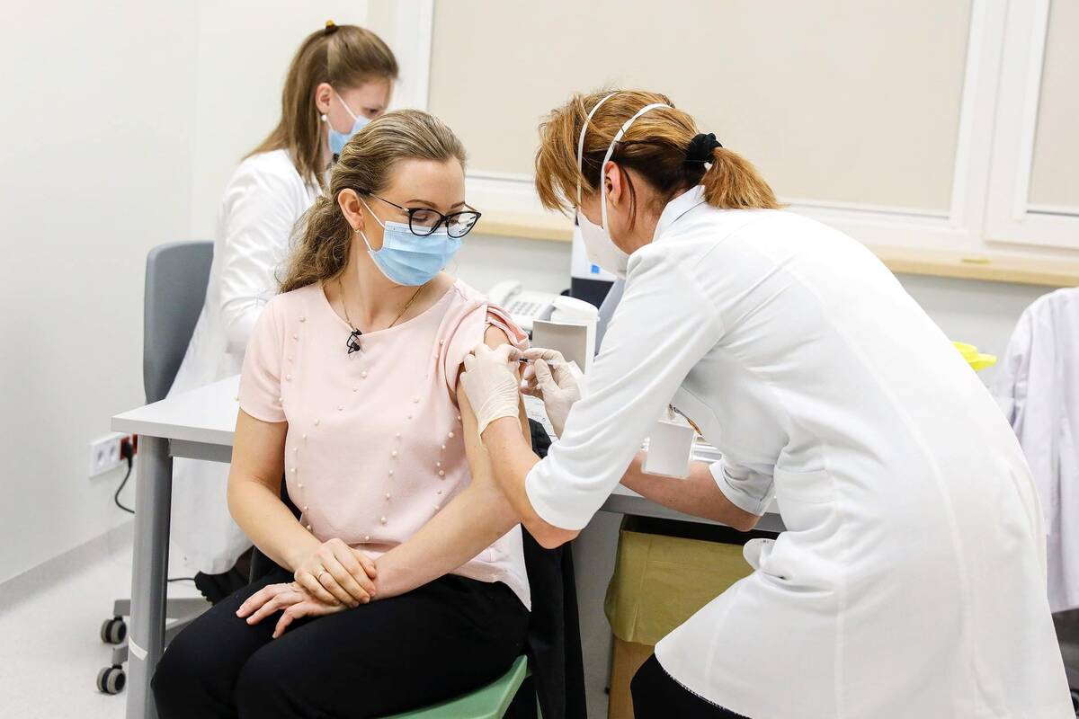 2020 metais nuo koronaviruso Lietuvoje paskiepyti pirmieji žmonės – medicinos darbuotojai.