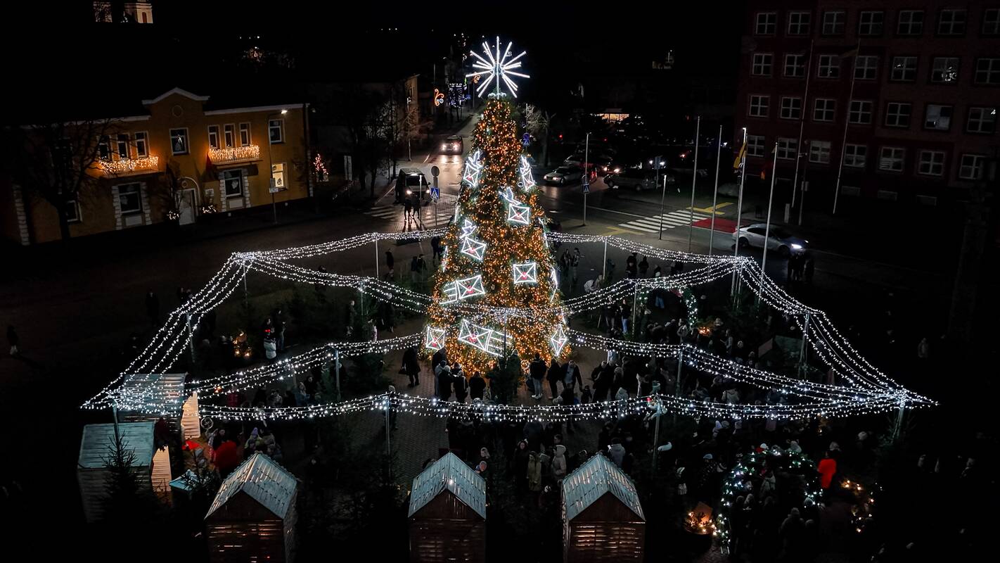 Lazdijuose įžiebta Kalėdų eglutė