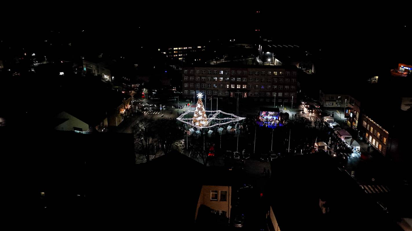 Lazdijuose įžiebta Kalėdų eglutė