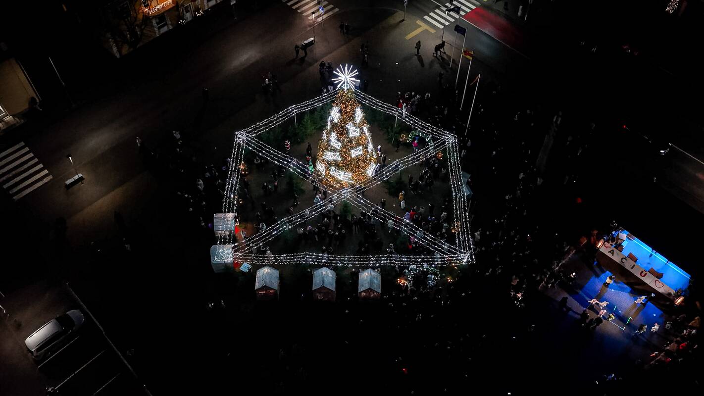 Lazdijuose įžiebta Kalėdų eglutė