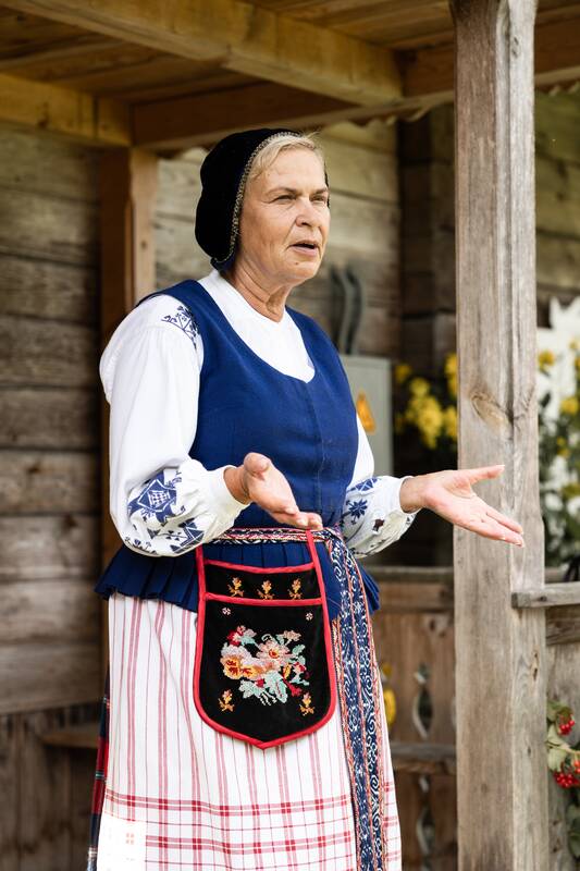 Įsipareigojimas: „Būti krikštatėviais – labai svarbus žingsnis dviejų suaugusių žmonių gyvenime. Sutikus ir davus žodį, reikia labai atsakingai prisiimti šias pareigas“, – ragina Lietuvos liaudies buities muziejaus edukatorė D. Blaževičienė.