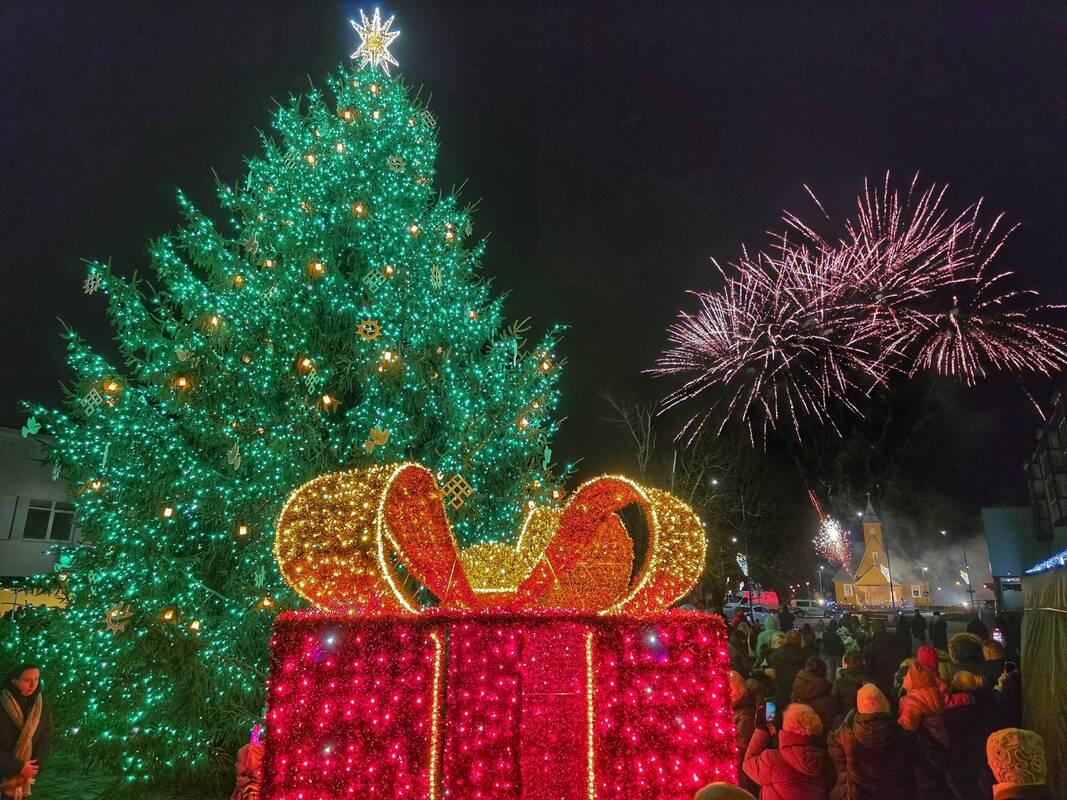 Varėnoje įžiebta Kalėdų eglė