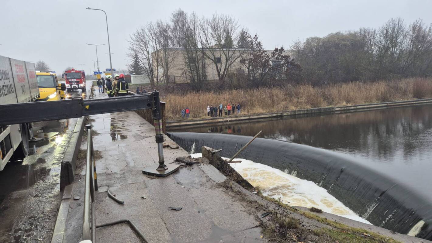 Panevėžyje nuo tilto nuvažiavo BMW