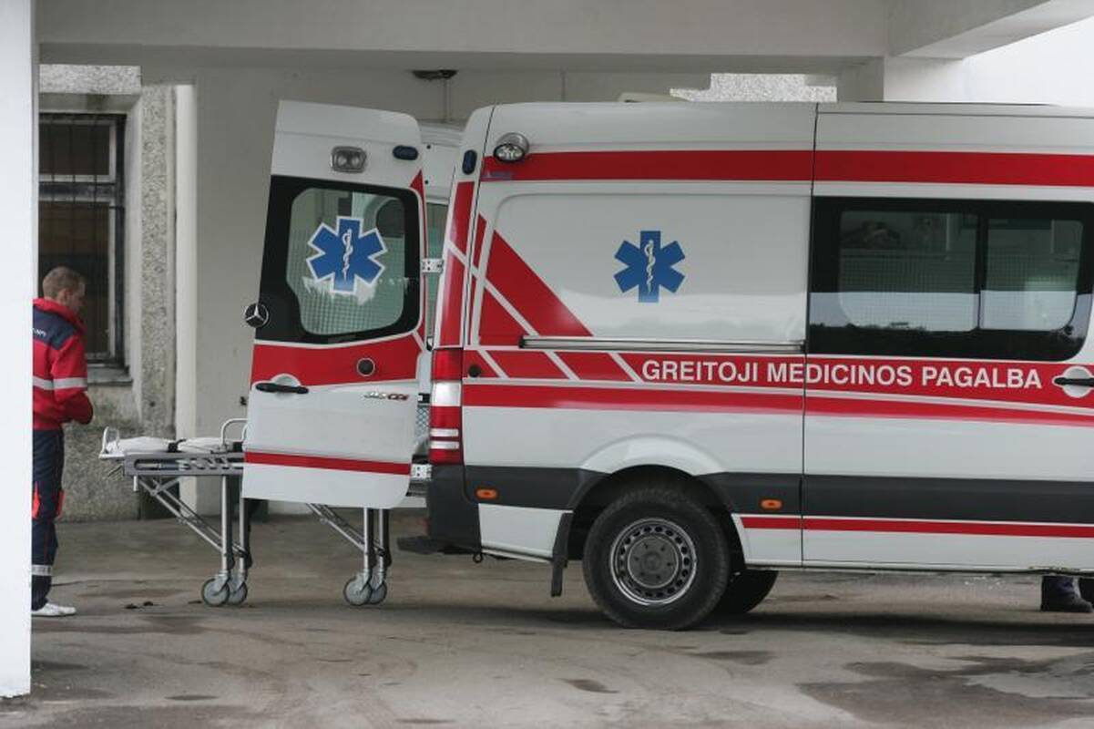 Panemunėje automobilis kliudė stulpą: vairuotojui ir keleiviui prireikė medikų pagalbos