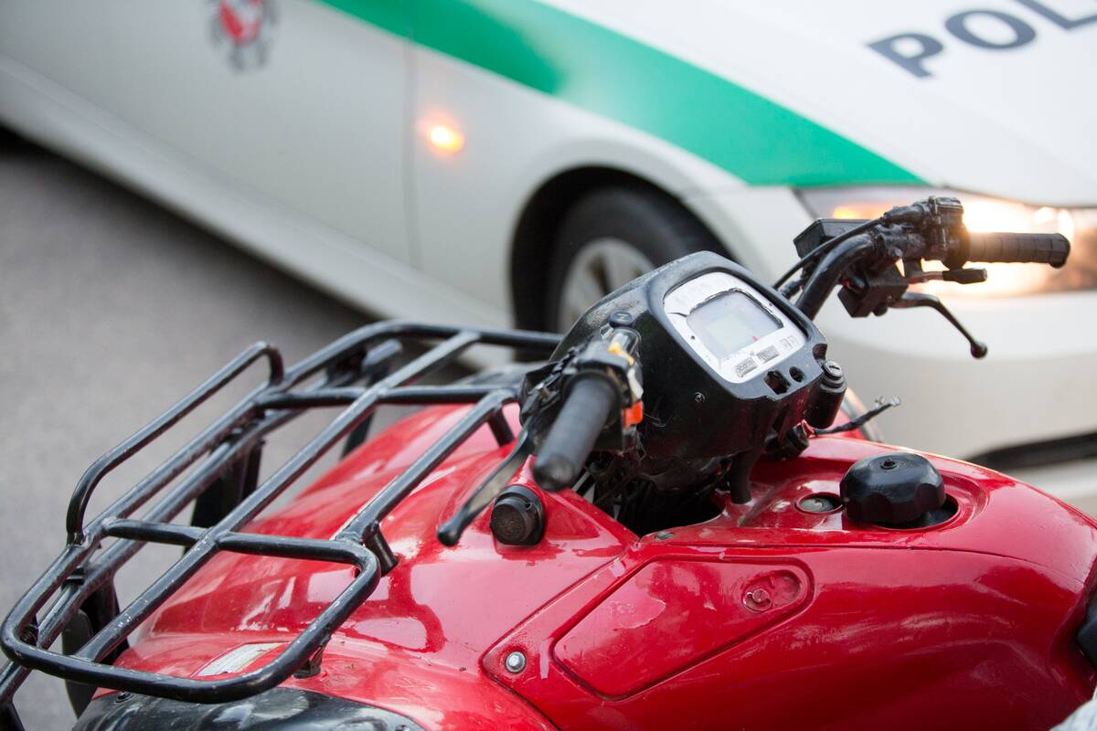 Mažamečio vairuojamas keturratis susidūrė su jį lenkusiu automobiliu