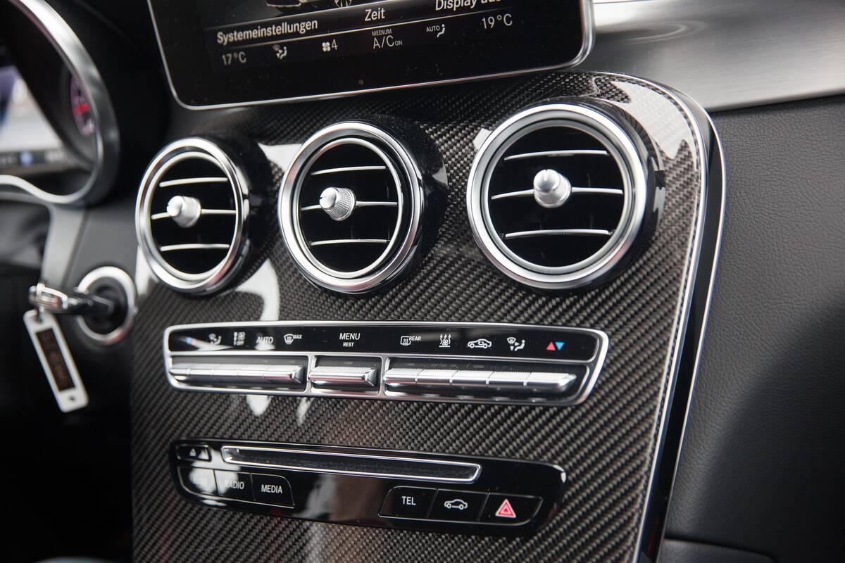 Vilniuje moteris bandė užregistruoti vogtą šių metų laidos automobilį