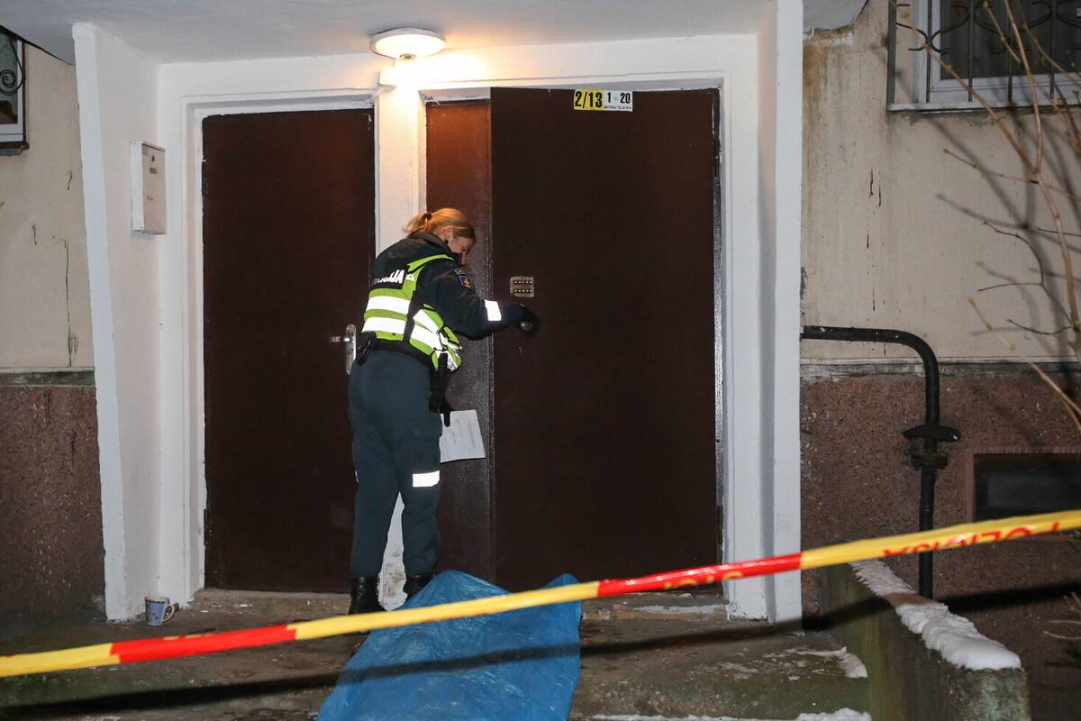 Už medinių durų – mirusios moters kūnas