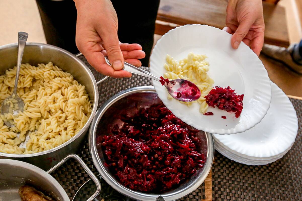 Atnaujinta UAB „Nakis LT“ maitinimo veikla Klaipėdos suaugusiųjų gimnazijoje