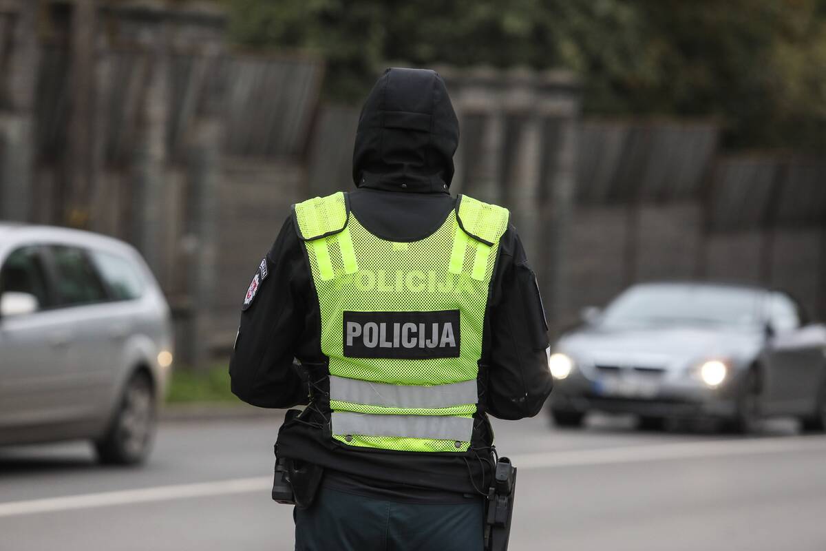 Girtą BMW vairuotoją sustabdė smūgis į Lietuvos karo akademijos vartus