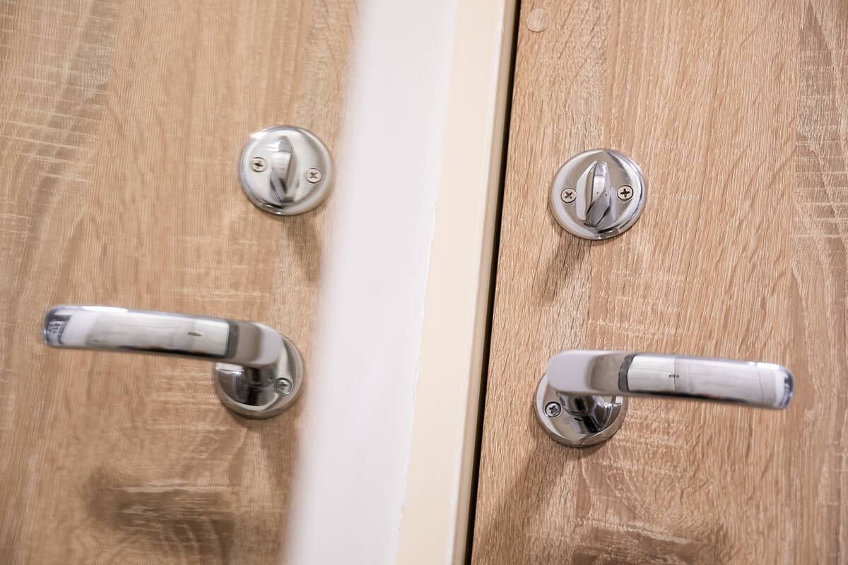 Daugiabutyje padegtos buto durys