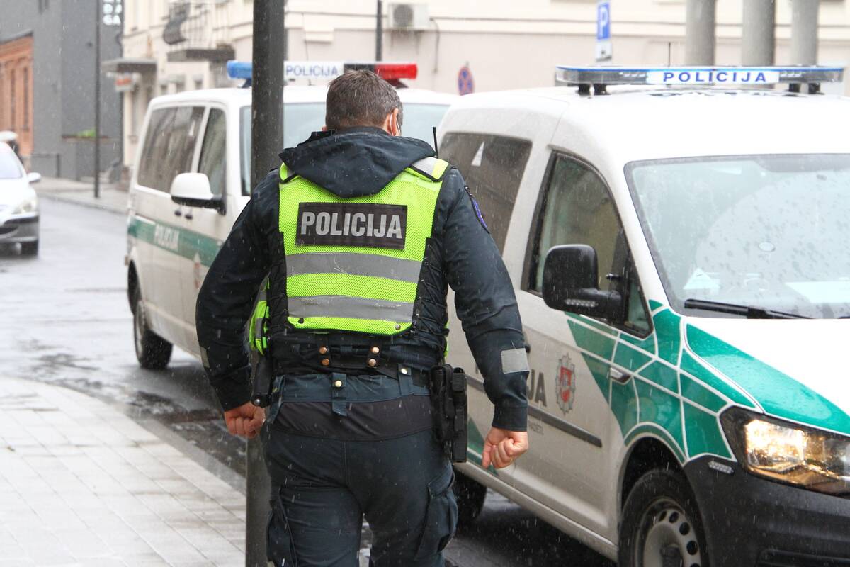 Vilniuje automobilis sužalojo jauną kelio darbininką