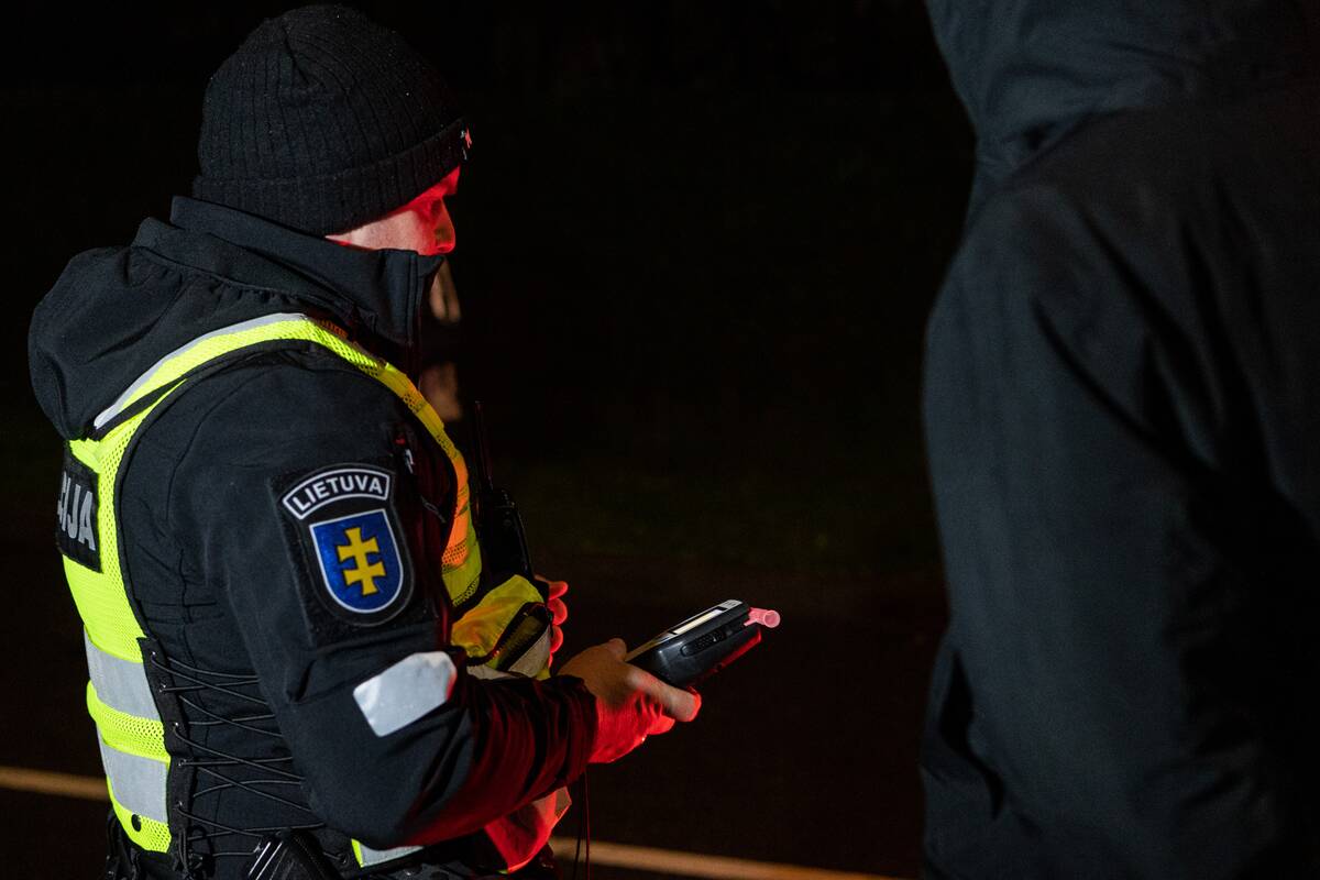Sostinėje girto BMW vairuotojo gaudynės baigėsi smūgiu į atitvarus