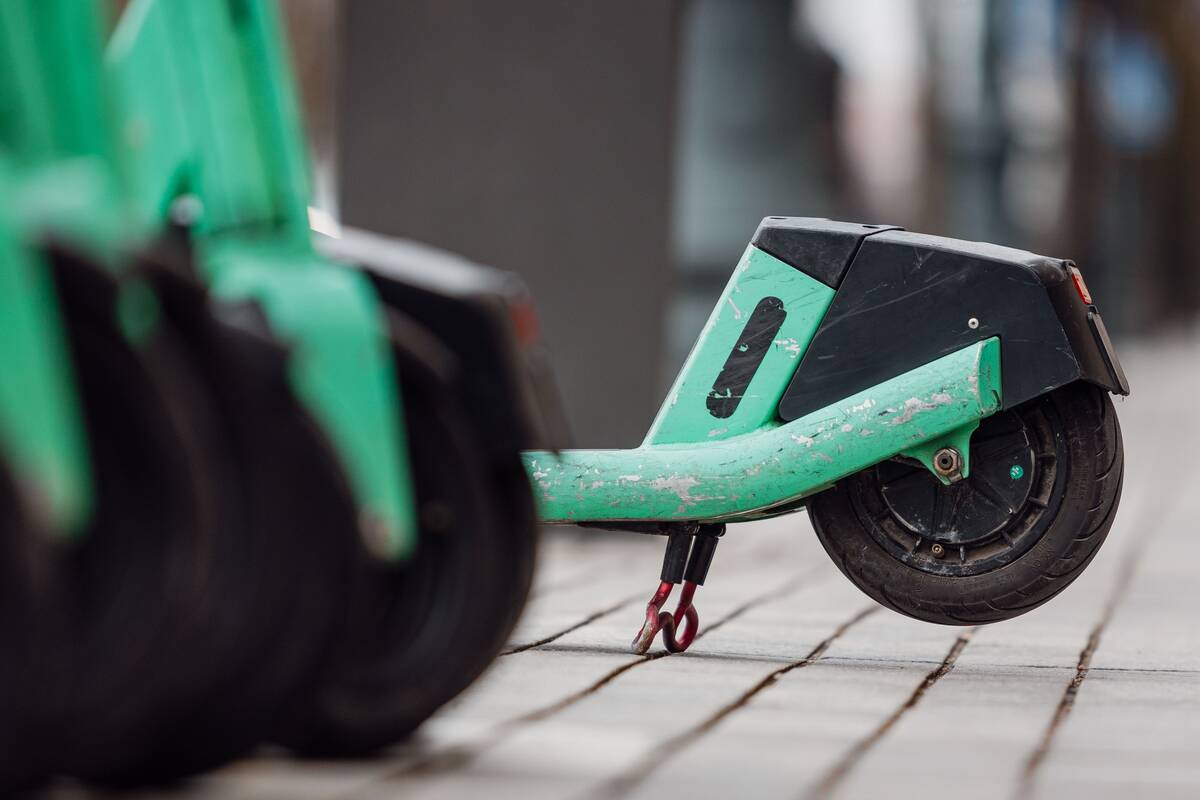 15-metės elgesys pėsčiųjų perėjoje paplonins tėvų piniginę: partrenkė elektriniu paspirtuku moterį