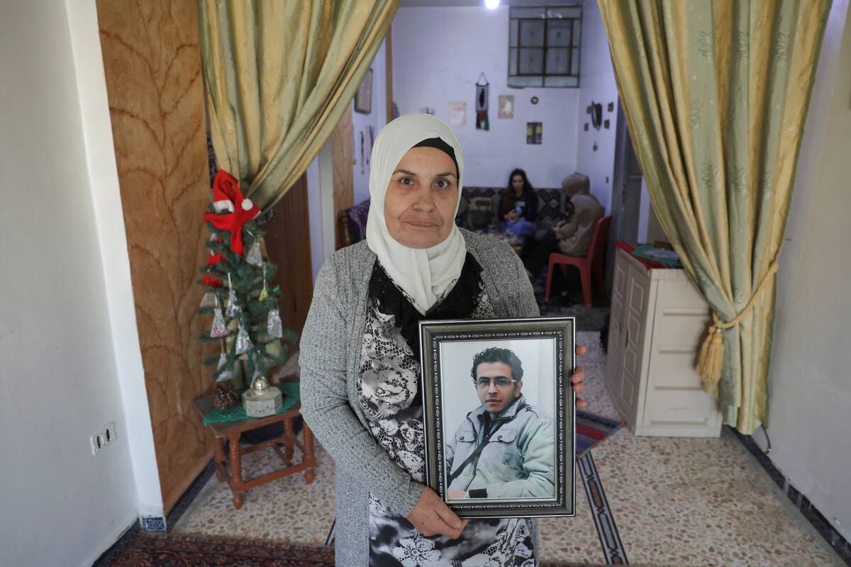 Drama: dingusieji skaičiuojami šešiaženkliu skaičiumi. Alia Darraj laiko nuotrauką sūnaus, kuris Damaske buvo suimtas B. al-Assado saugumo tarnybų ir dingo.