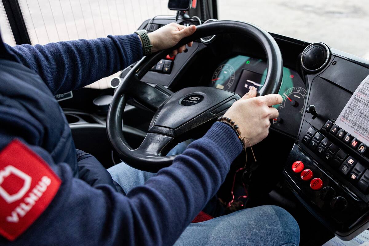 Vilniuje – girto vyro šou: išdaužė autobuso durų stiklą