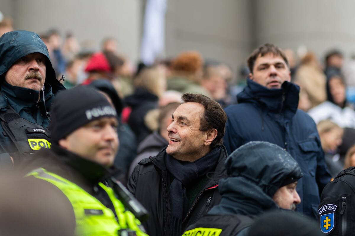 Proteste pasirodę Gražulis ir Adomavičius sutikti nesvetingai: gėda, eikit iš čia