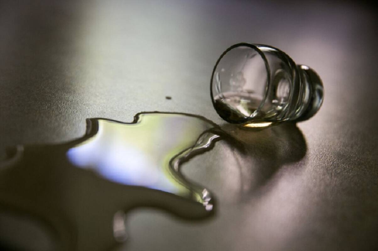 Prie namo laiptinės – du nepilnamečiai: dėl apsinuodijimo alkoholiu jie paguldyti į ligoninę