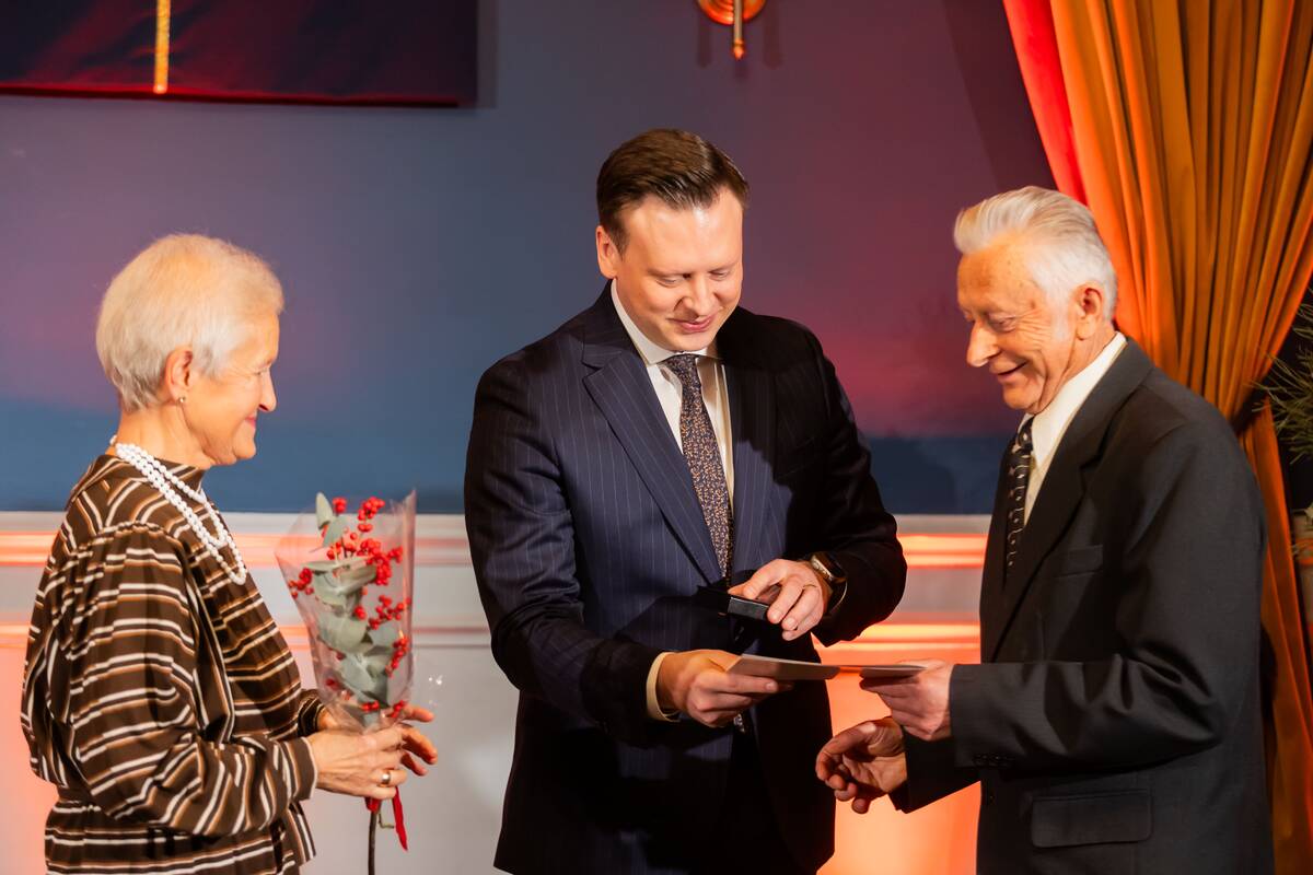 Pasveikintos poros, švenčiančios jubiliejines santuokų sukaktis