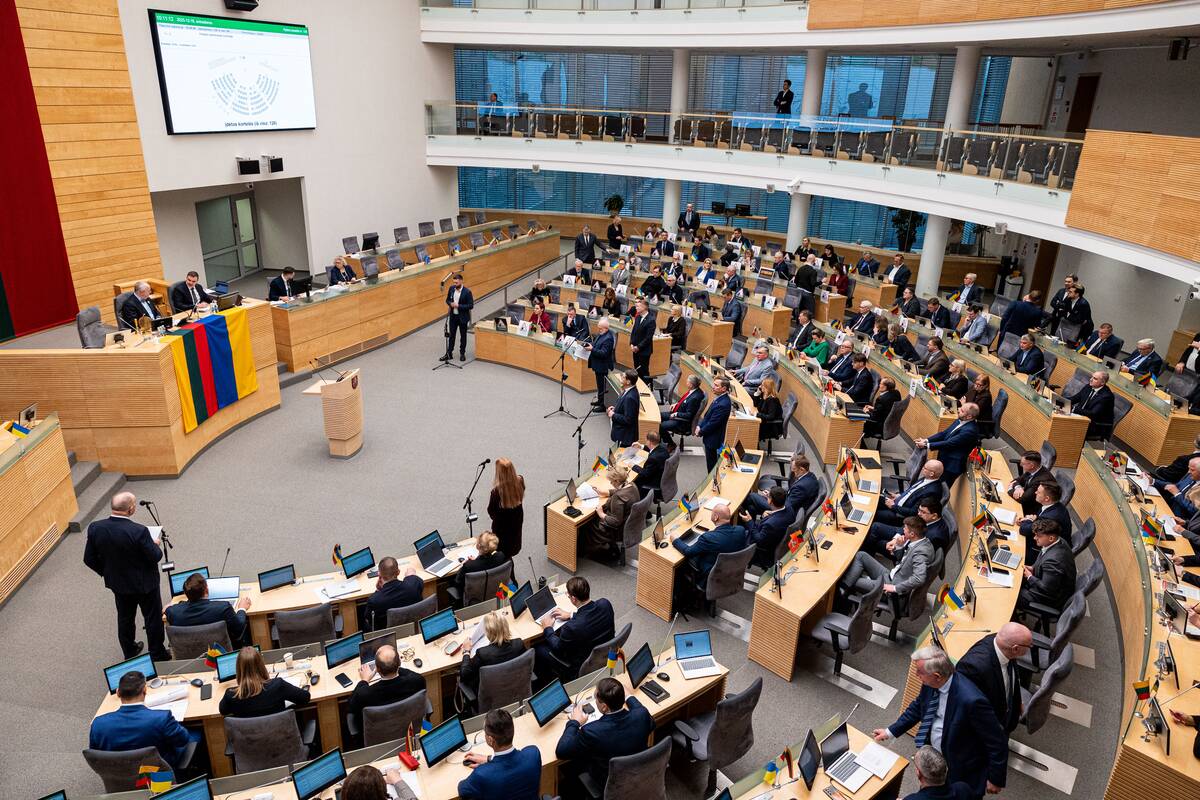 Valdantiesiems neišbraukus LRT pataisos iš darbotvarkės, opozicija posėdžiaus atskirai