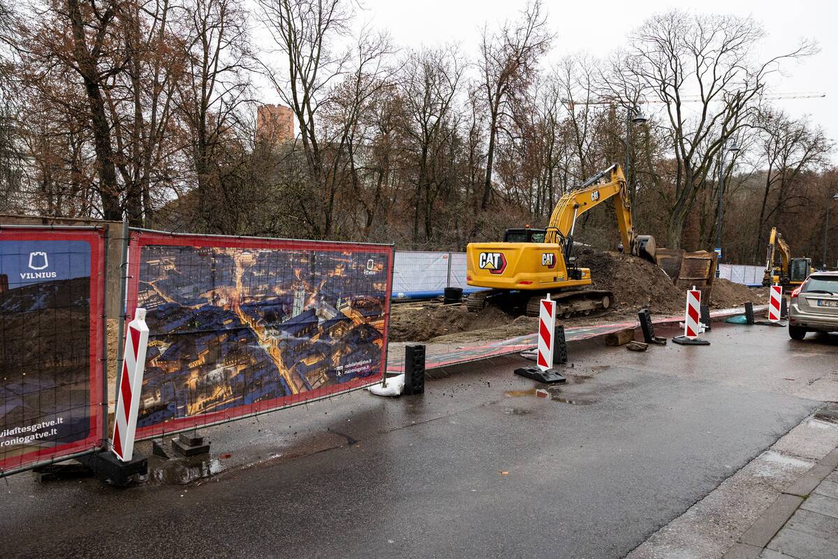 Stiprus vėjas Vilniuje išvartė apsaugines tvoras