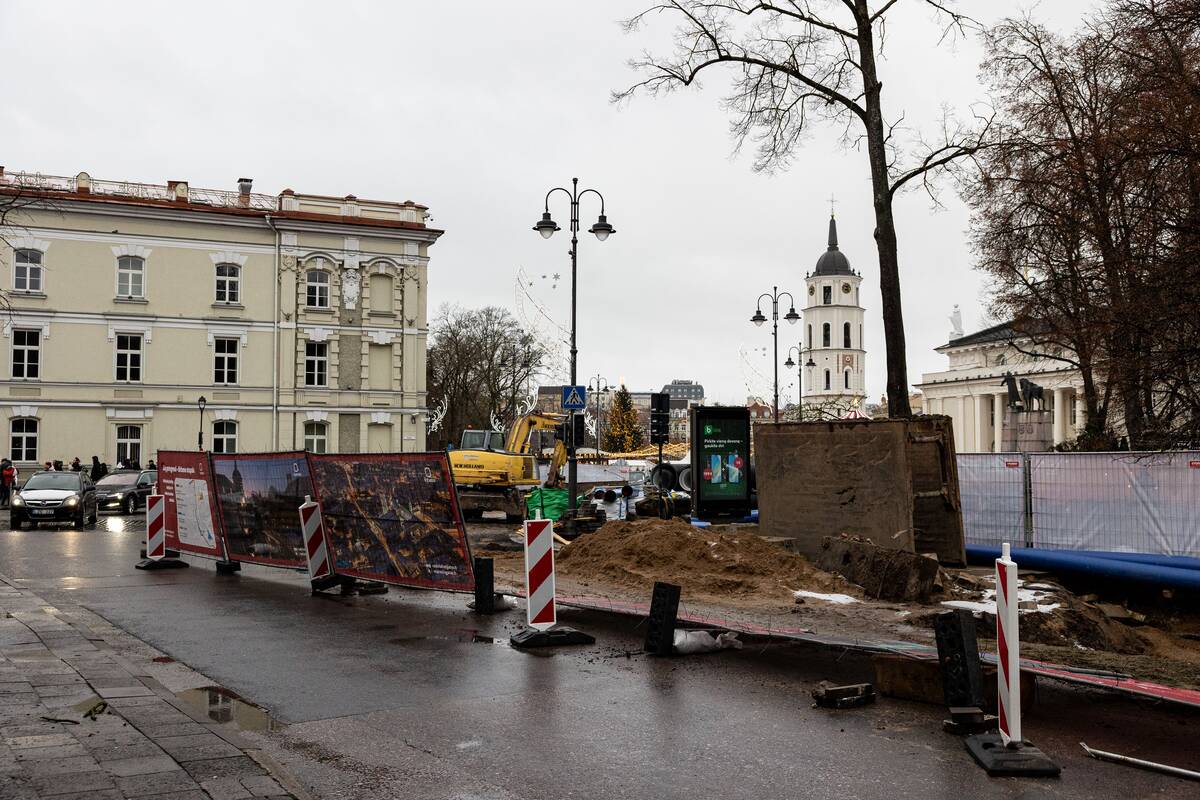 Stiprus vėjas Vilniuje išvartė apsaugines tvoras
