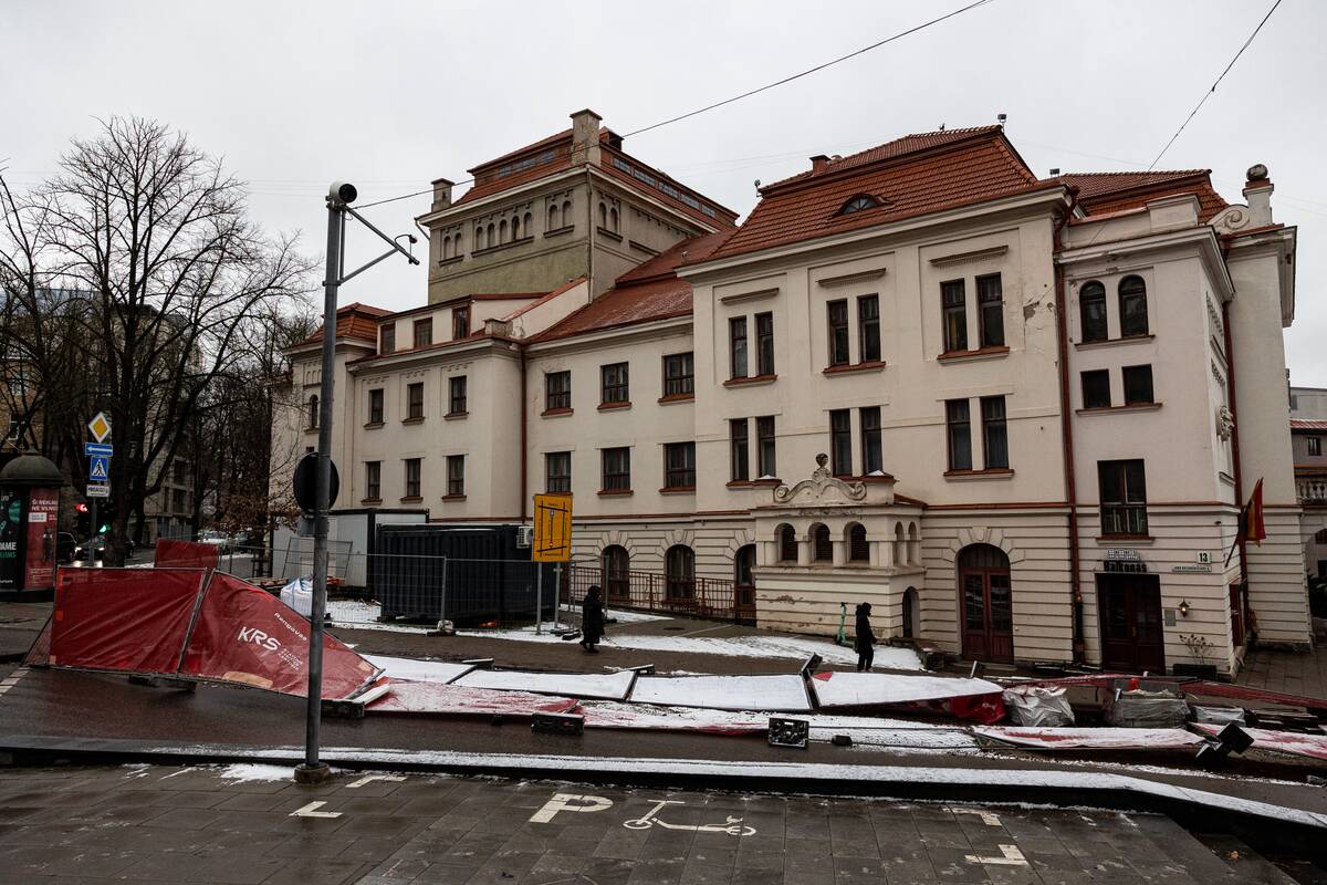 Stiprus vėjas Vilniuje išvartė apsaugines tvoras