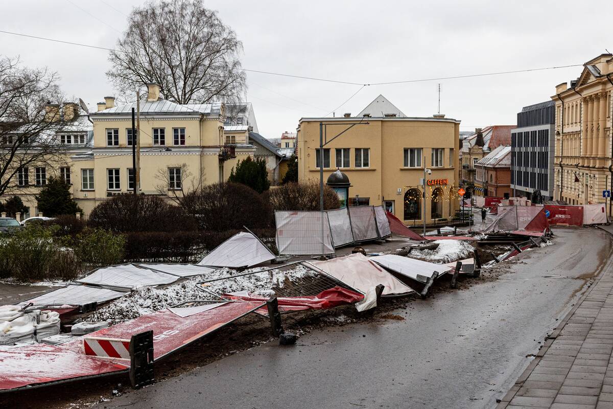 Stiprus vėjas Vilniuje išvartė apsaugines tvoras