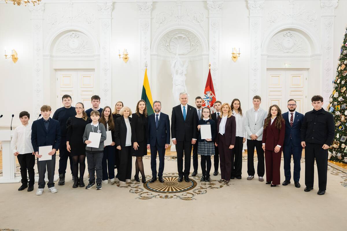 Prezidentas apdovanojo Konstitucijos egzamino nugalėtojus