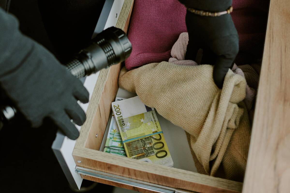 Iš namo pavogta 50 tūkst. eurų: sulaikytas jaunas įtariamasis