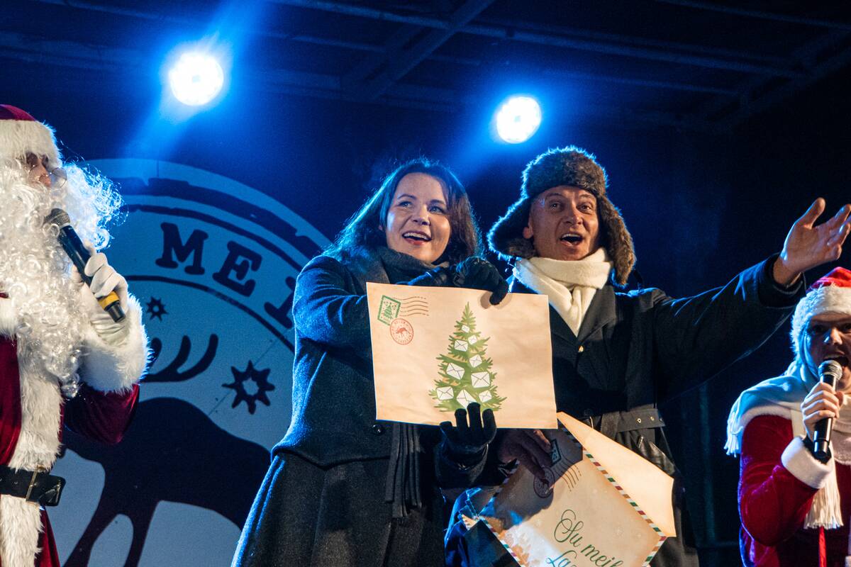 Lazdijuose įžiebta Kalėdų eglutė