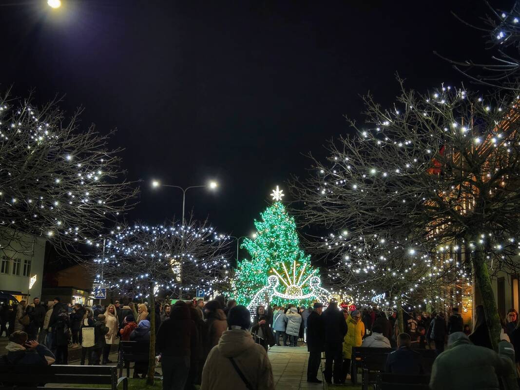 Varėnoje įžiebta Kalėdų eglė
