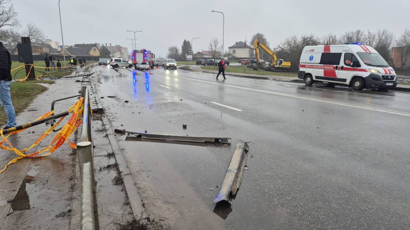 Panevėžyje nuo tilto nuvažiavo BMW