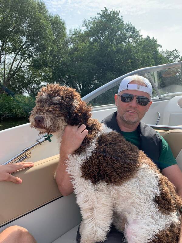 Laisvalaikis: ispanų vandens šunys yra itin aktyvūs, jie noriai leisis į nuotykius drauge su savo šeima.