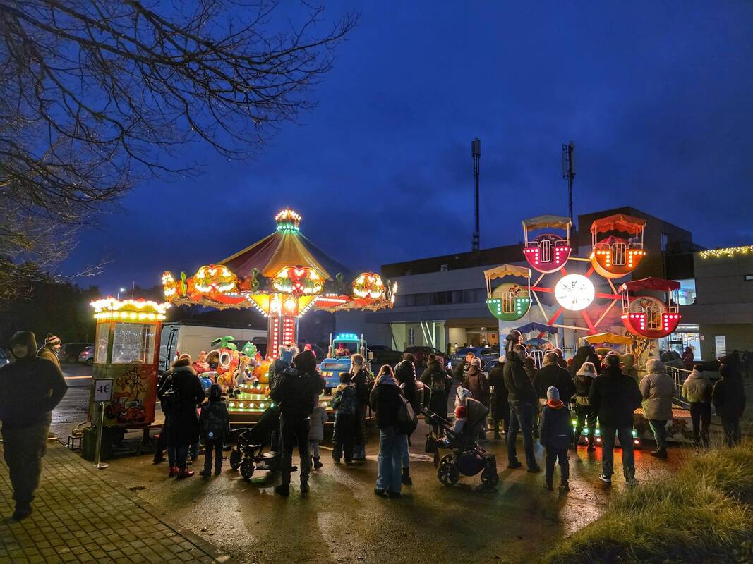 Varėnoje įžiebta Kalėdų eglė