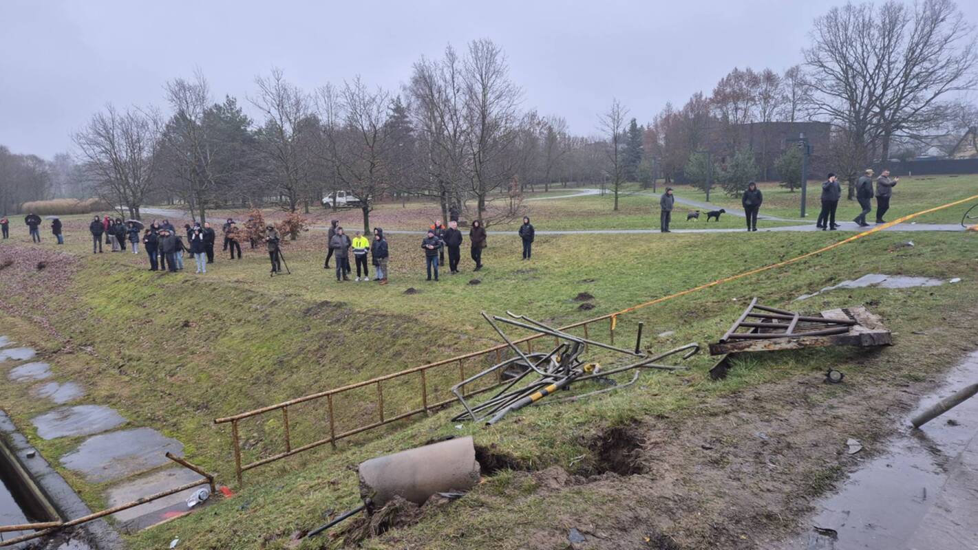 Panevėžyje nuo tilto nuvažiavo BMW