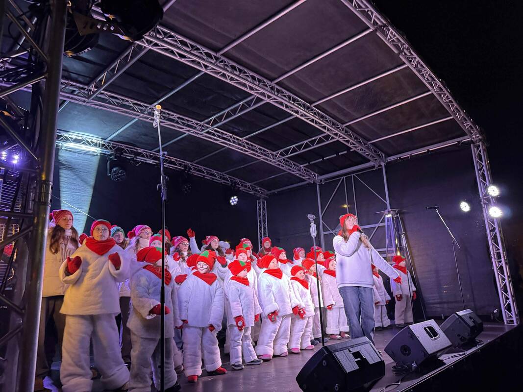 Šakiuose sužibo Kalėdų eglė