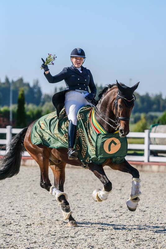 Duetas: šiame sporte žirgas ir raitelis turi veikti išvien, tikina jojikė J. Vanagaitė-Samuilė, atstovavusi Lietuvai Paryžiaus olimpiadoje.