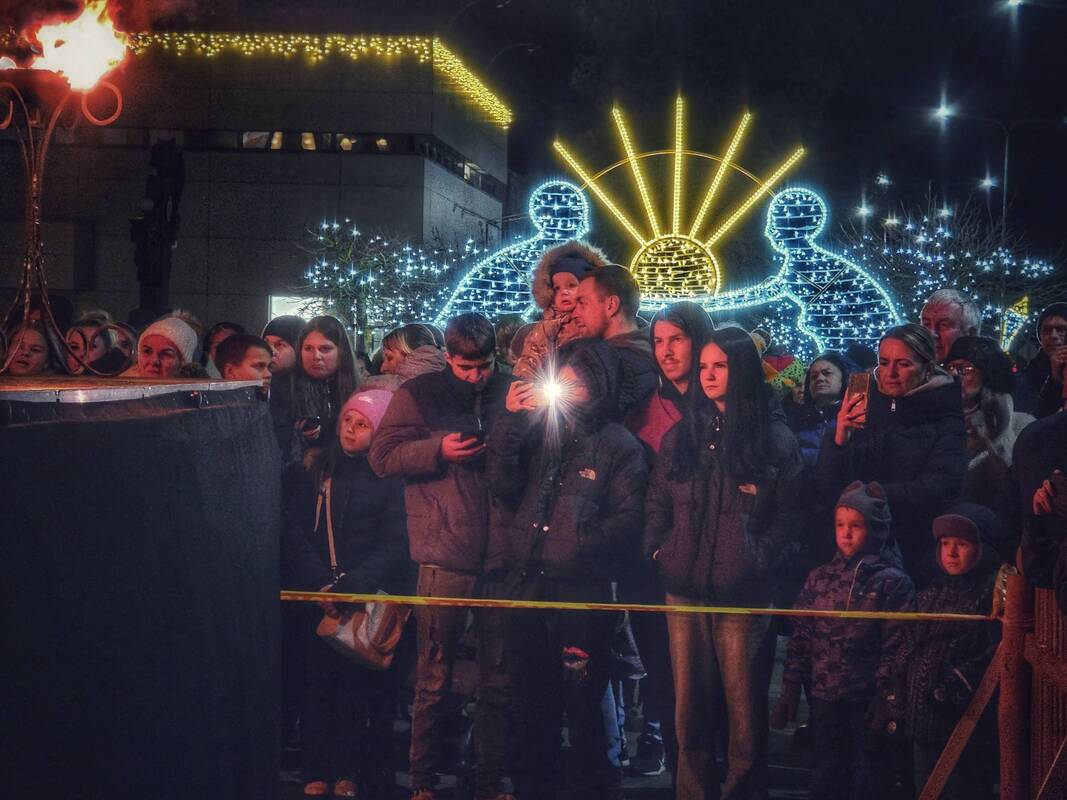 Varėnoje įžiebta Kalėdų eglė