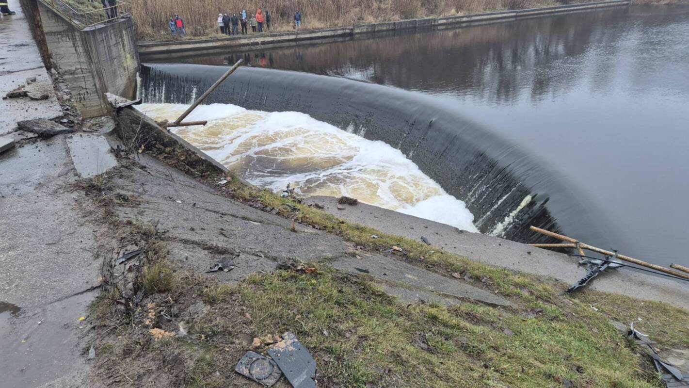 Panevėžyje nuo tilto nuvažiavo BMW