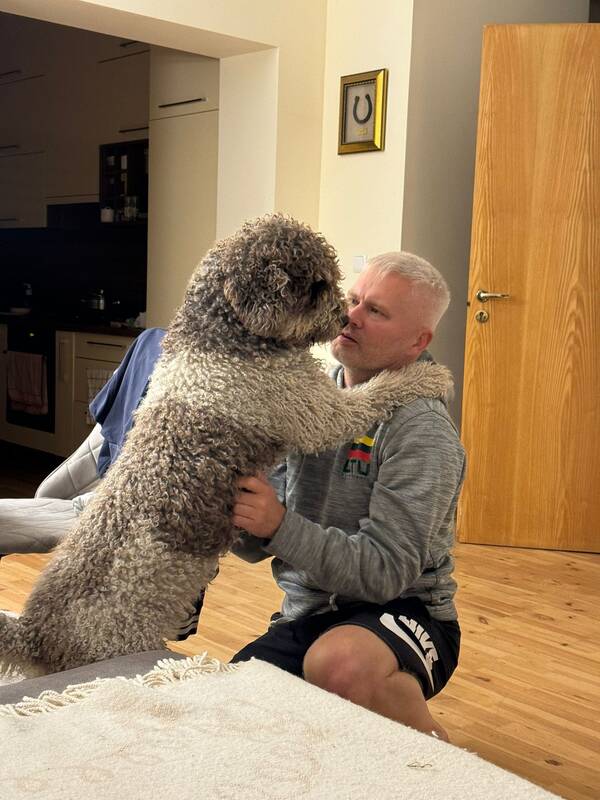 Ilgesys: kaskart, kai Vytautas grįžta namo, Zoro parodo, kaip stipriai jo pasiilgo.