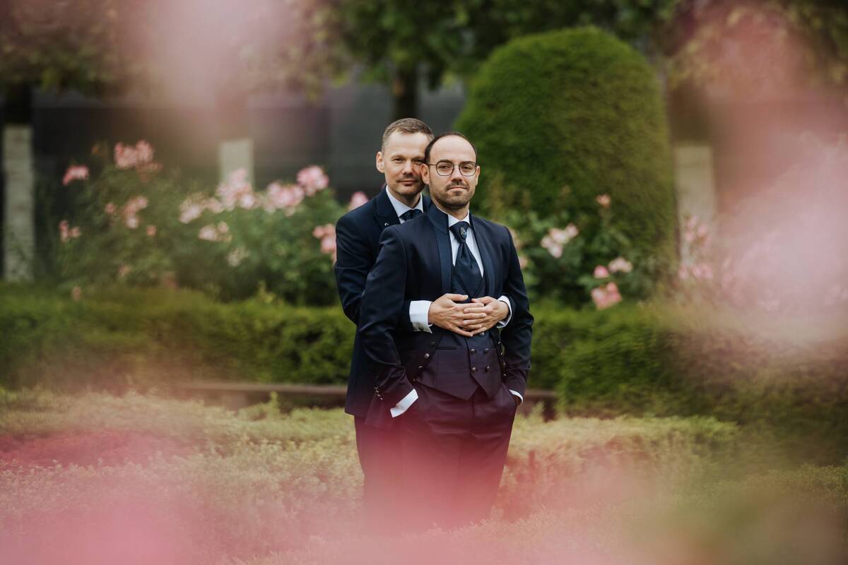 Situacija: negalėdami to padaryti Lietuvoje, Martynas su Mariumi susituokė Belgijoje, tačiau ši santuoka Lietuvoje negalioja.