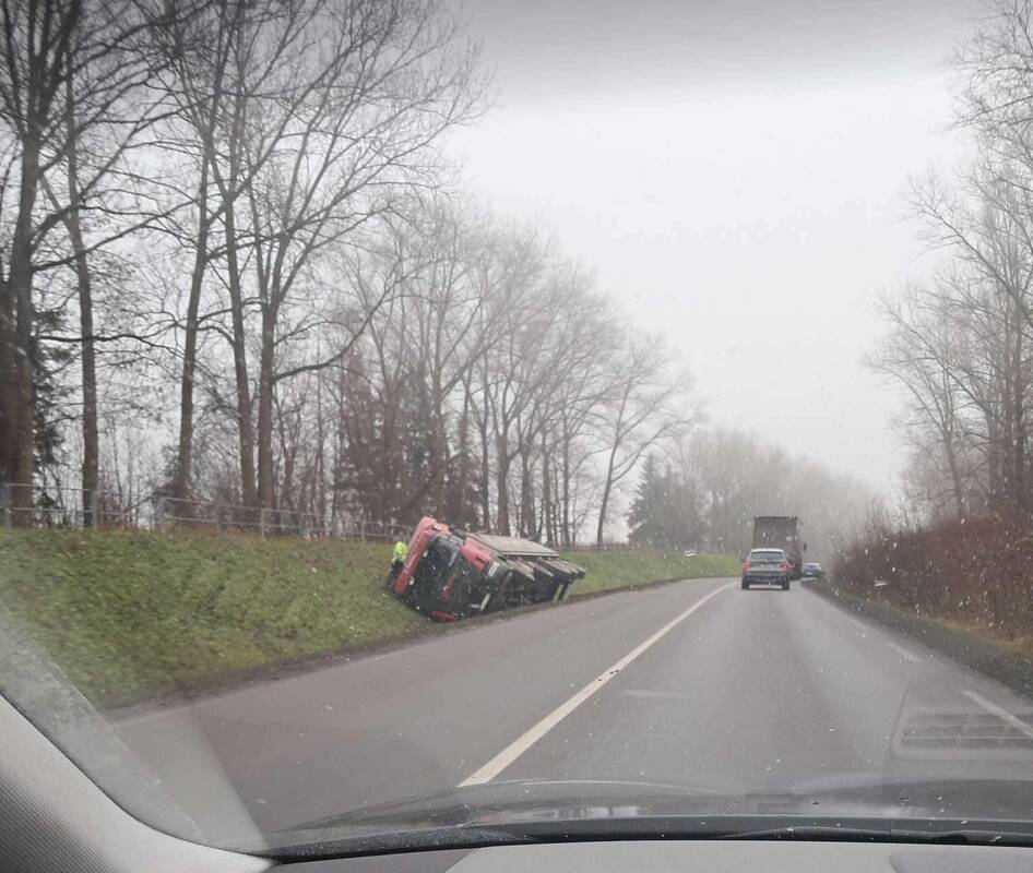 Rimkuose nuo kelio nulėkė sunkvežimis