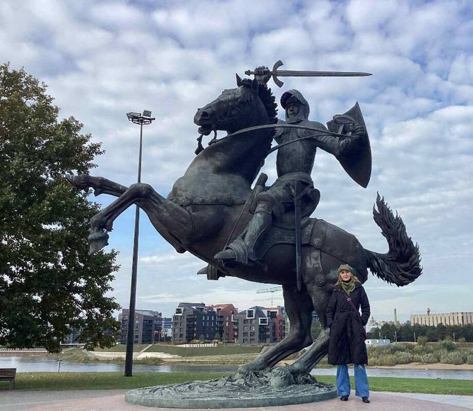 Ekskursija: kur žirgai – ten ir Jolita. Kaune, prie Vyčio skulptūros.